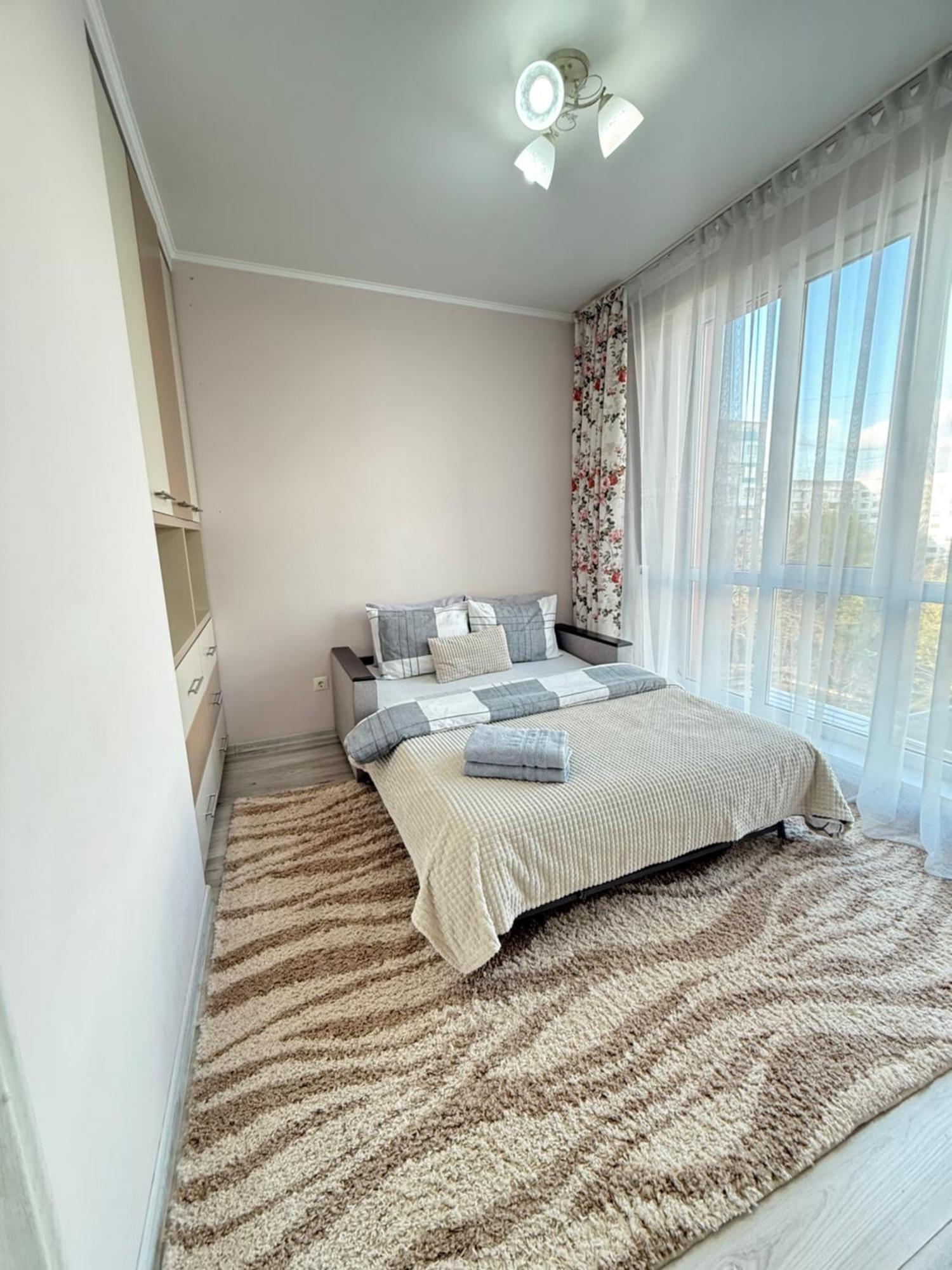Cozy Two Bedroom Large Apartment Chişinău Esterno foto